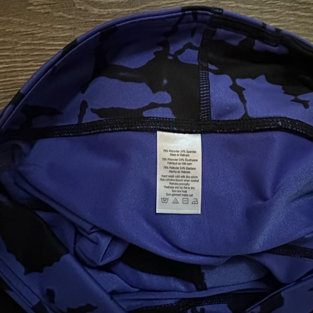 ALO Yoga Leggings in Blue and Black - Picture 7 of 8